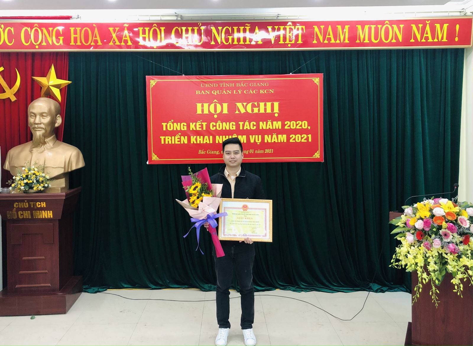Đại diện Ban lãnh đạo Công ty TNHH Vật tư ngành nước Phú Thịnh nhận bằng khen doanh nghiệp tiêu biểu 2020